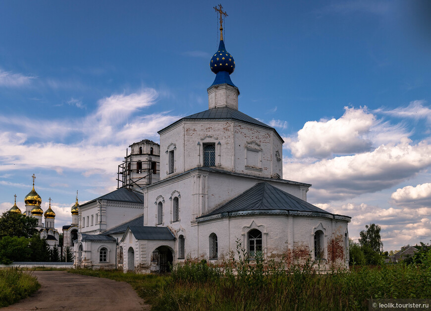 Построена в начале XVIII-го века, где ранее находился Борисоглебский Песоцкий монастырь.