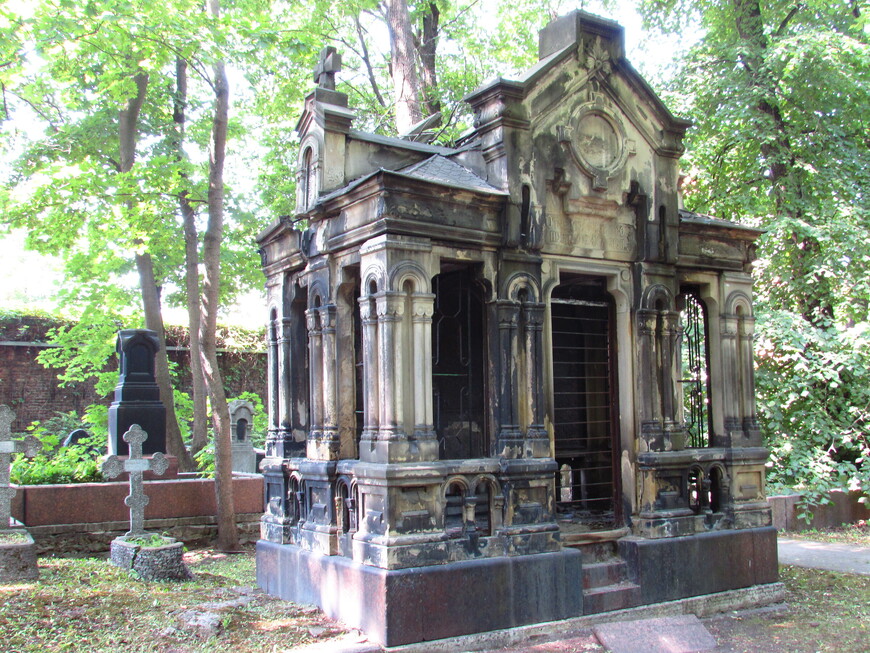 Склеп на Новодевичьем кладбище