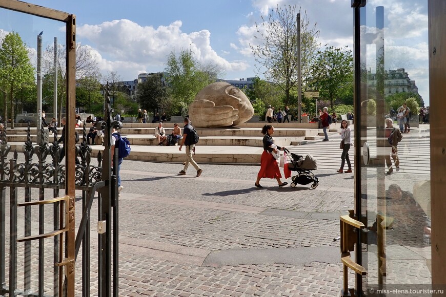Скульптура Анри де Миллера L'Ecoute (Человек Слушающий) находится в парке напротив собора