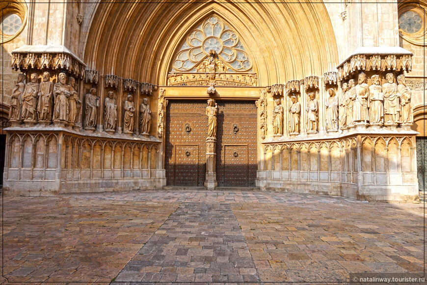 Главный портал разделен центральной колонной, которая украшена прекрасной скульптурой Девы Марии с младенцем Иисусом