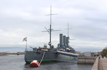 В Петербурге запустили водную переправу между Васильевским островом и крейсером «Аврора»