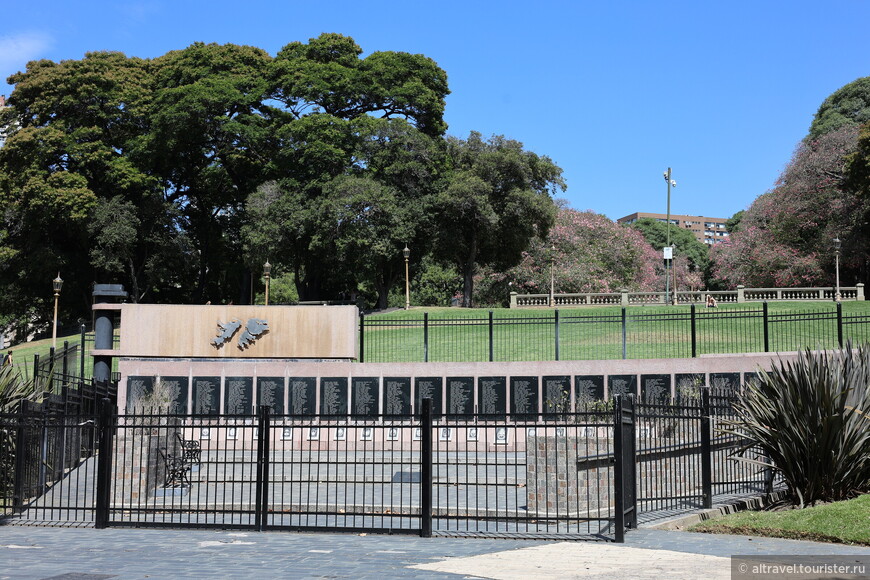 Мемориал «Мальвинские острова» расположен у подножия холма на площади Сан-Мартин.