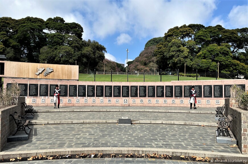 На стене изображены силуэты Мальвинских островов, ниже - выбиты имена всех 649 аргентинцев, погибших в войне 1982 г. c Великобританией.