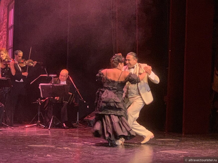 Традиционное танго-шоу - это музыкальный спектакль с живой музыкой, со сценами из старой аргентинской жизни, с танго-песнями и танго-танцами.