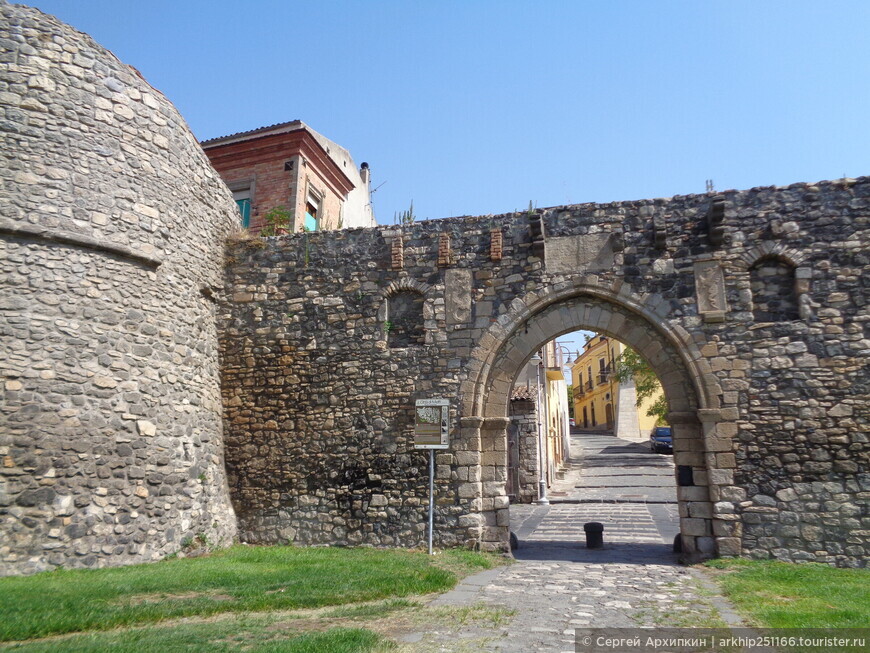 Средневековые ворота Порта Венозина и средневековые стены в Мельфи - бывшей столице норманнов на Юге Италии