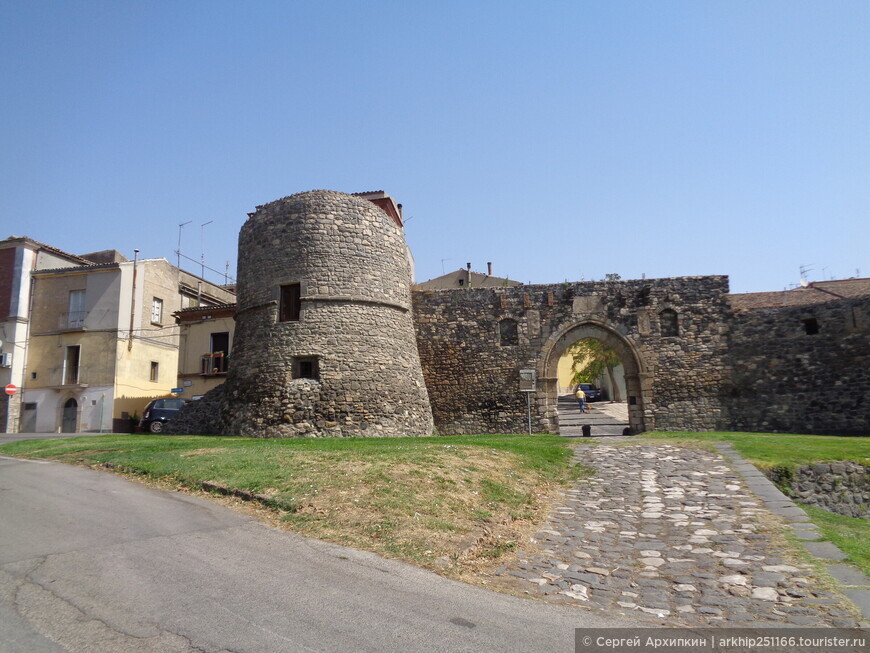 Средневековые ворота Порта Венозина и средневековые стены в Мельфи - бывшей столице норманнов на Юге Италии