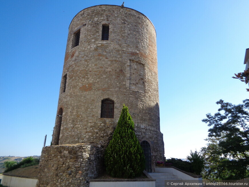Средневековая башня Гевара 11 века в Потенце на Юге Италии