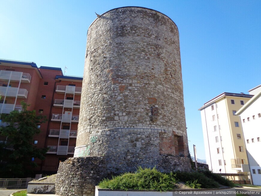 Средневековая башня Гевара 11 века в Потенце на Юге Италии