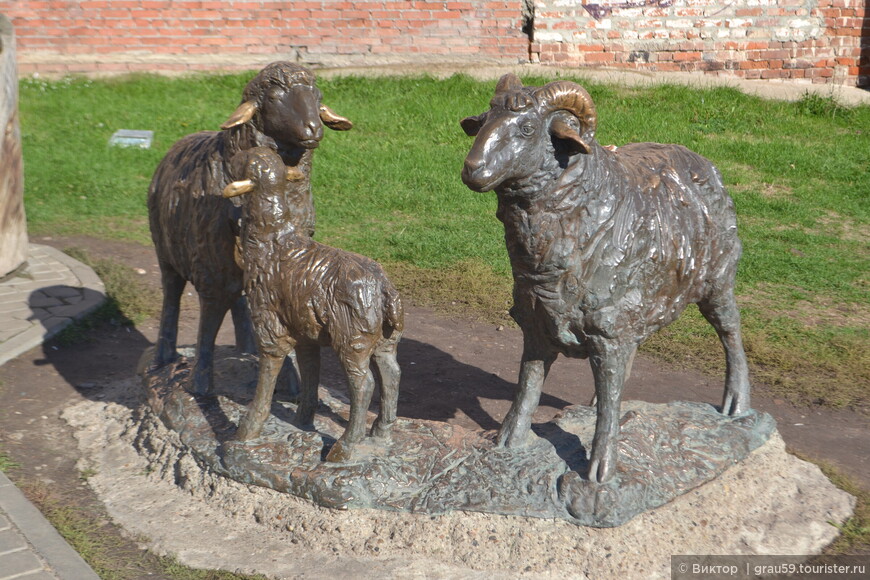 «Казанское подворье»: бронзовые скульптуры и муралы