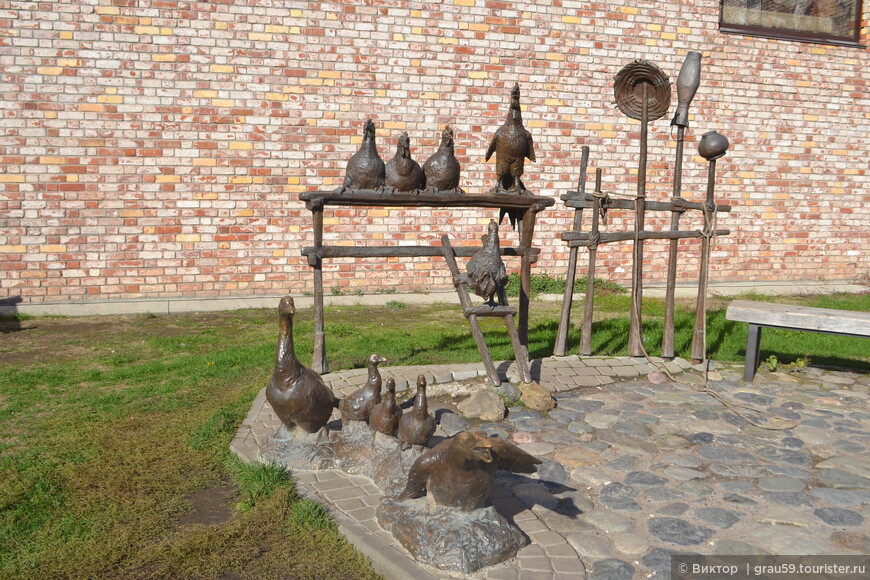 «Казанское подворье»: бронзовые скульптуры и муралы
