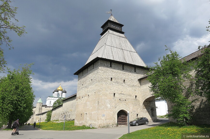 Через Власьевскую башню вели проездные ворота в город от паромной переправы со стороны Завеличья,поэтому они очень строго охранялись.В современной башне ворота отсутствуют,они построены рядом в стене.