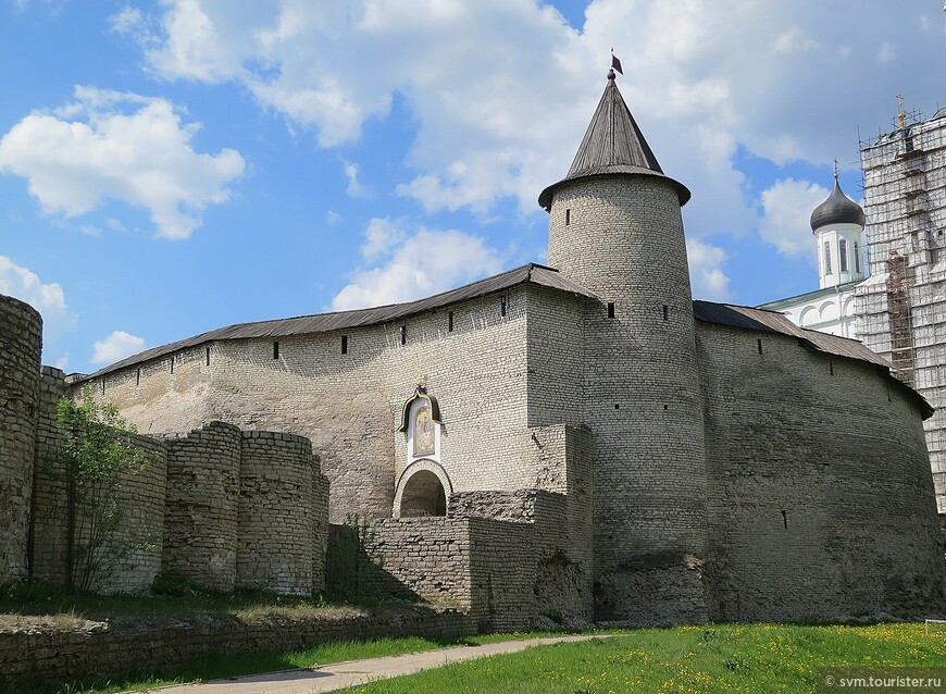Троицкая(Часовая) башня была построена в самом начале 15-го столетия.В середине 17-го века на ней установили городские часы.В 1787 году разрушилась,а ровно через два века была воссоздана вновь.