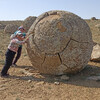 Каменный футбольный мяч великанов 