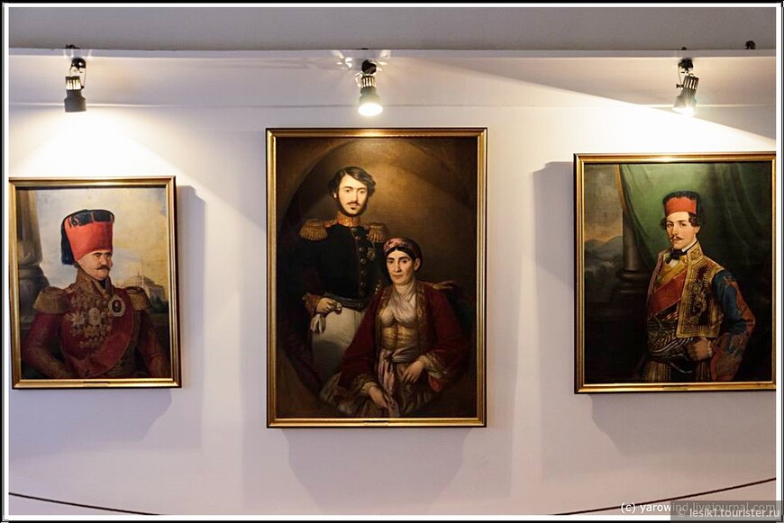 Портреты, висящие в одной из комнат во дворце: князь Милош (слева), княгиня Любица с сыном Миланом и молодой князь Михаил.