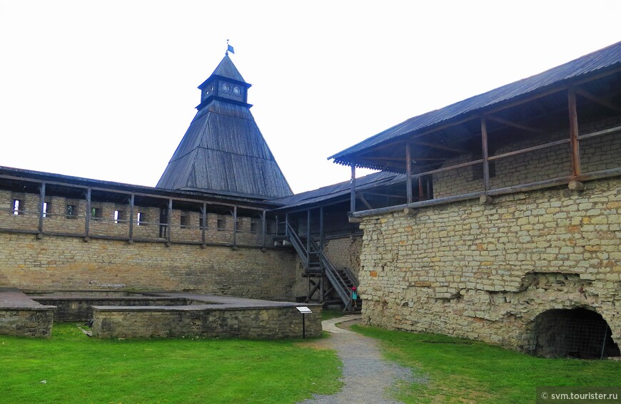 Вышка-чердачок деревянного шатра Власьевской башни используется как смотровая площадка.