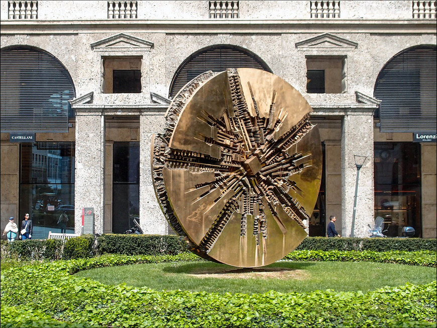 Солнечный диск на piazza Filippo Meda