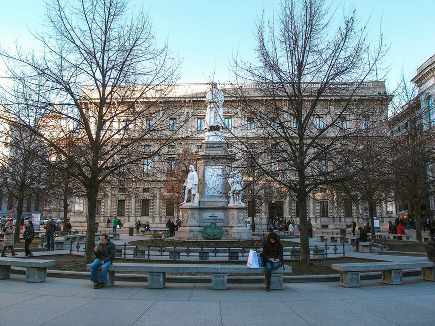 В центре площади в 1872 году установлен памятник Леонардо да Винчи, скульптора Пьетро Маньи.
