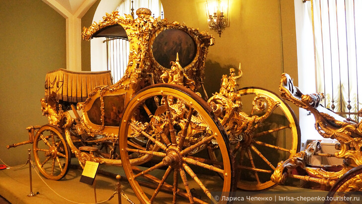 Самый древний экипаж Оружейной палаты и другие кареты царской династии Романовых.