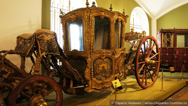 Самый древний экипаж Оружейной палаты и другие кареты царской династии Романовых.