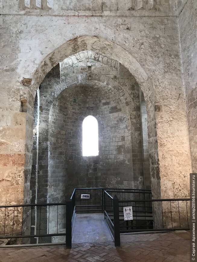 Церковь Сан-Джованни-дельи-Эремети (12 век) в Палермо  - объект Всемирного наследия ЮНЕСКО на Сицилии.