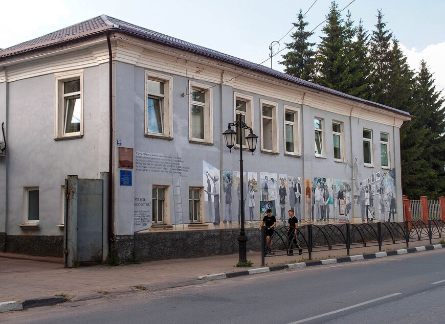 На здании Центра гигиены и эпидемиологии Калужской обл. фреска изображает целое собрание местного бомонда.