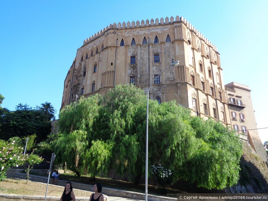 Королевский средневековый Норманнский замок (дворец) с Палатинской капеллой 12 века  в Палермо.