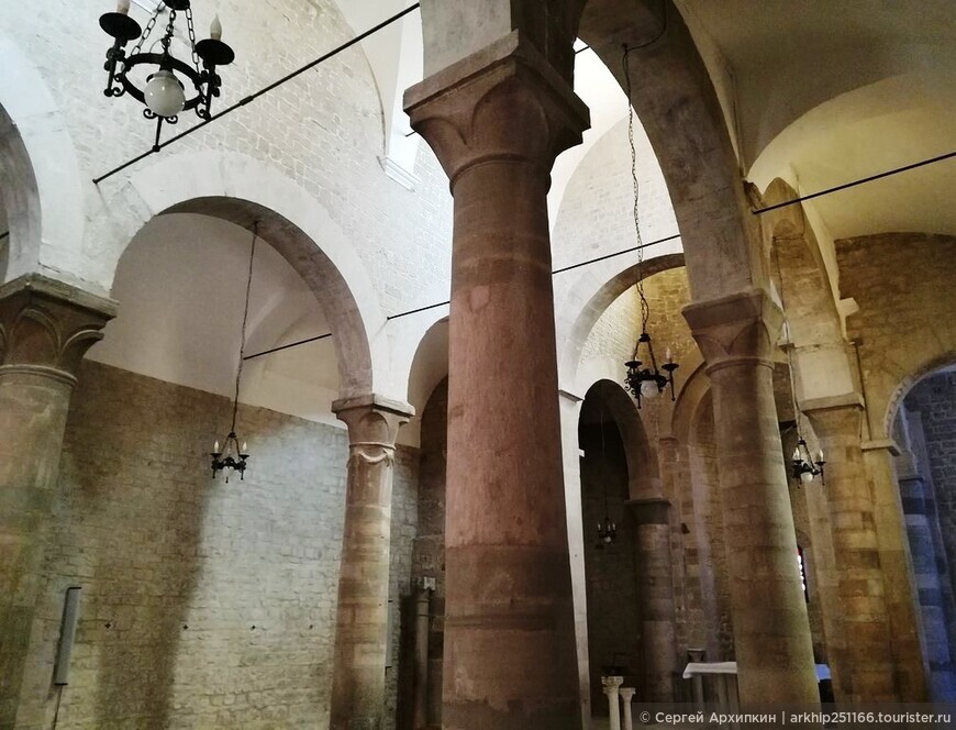 Средневековая церковь Сан Базилио Магно (11 века) в Трое — регион Апулия (Юг Италии)
