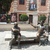 Дон Кихот и его дружок Санчо возле дома, в котором родился писатель, давший им жизнь и международную славу.