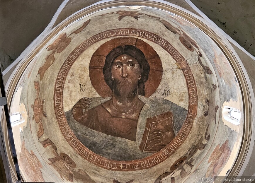 Церковь Спаса на Ильине всемирно известна тем, что в ней одной сохранились фрески Феофана Грека. На фото - Спас Пантократор его авторства в куполе этой церкви.