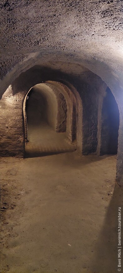Зноемское подземелье - это система подвалов и подземных ходов, которая пронизывает всю средневековую часть города. Она была сооружена в 14-15 столетиях и соединяла подвалы мещанских домов и дворцов.

