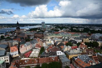 Латвия возобновляет выдачу некоторых типов виз для россиян