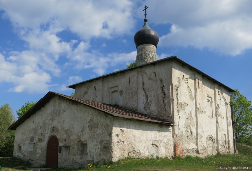 Церковь Косьмы и Дамиана живописно расположилась на высоком берегу Гремячей горы,хорошо просматриваясь с противоположного берега.