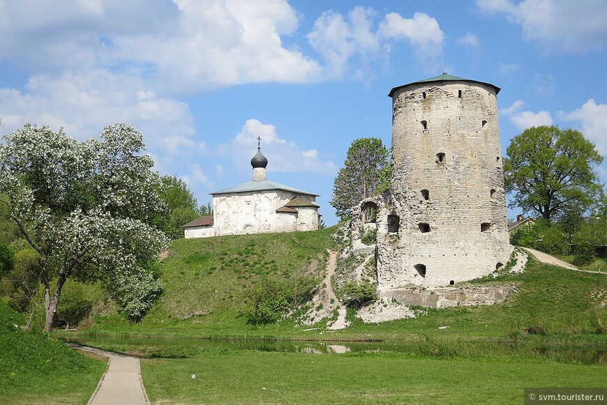 Напротив Гремячей башни,тогда еще Космодемьянской,стояла Никольская башня между ними была переброшена стена с четырьмя водобежными воротами,которые в случае опасности закрывались решетками.