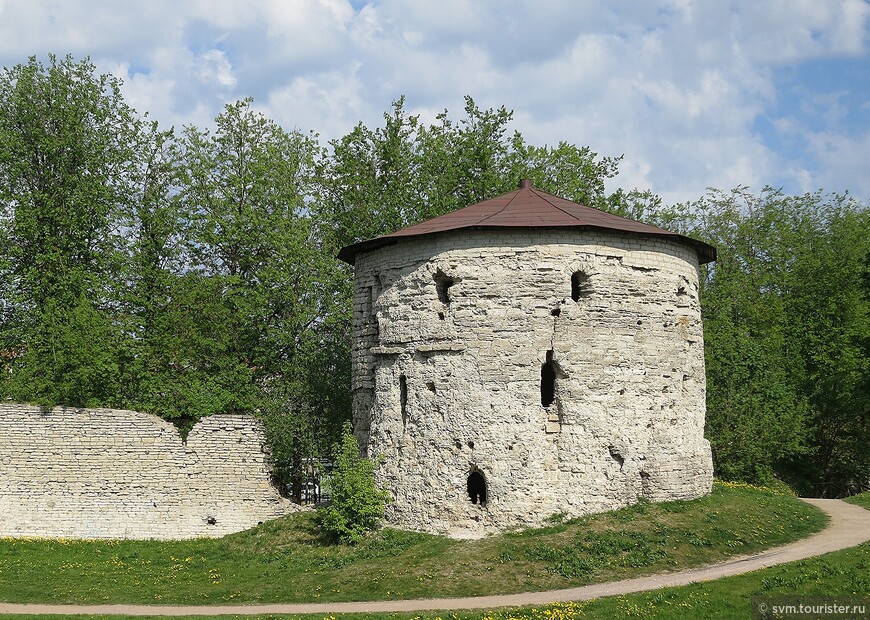 Михайловская башня была выдвинута за территорию крепостной стены,что значительно увеличивало сектор обстрела.
