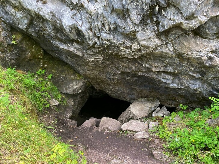 Вход в Археологическую пещеру