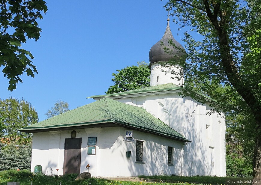 Никольская церковь относится к когда-то распространенному в Пскове типу безстолпных небольших церковок.До наших дней сохранилось всего несколько подобных памятников.