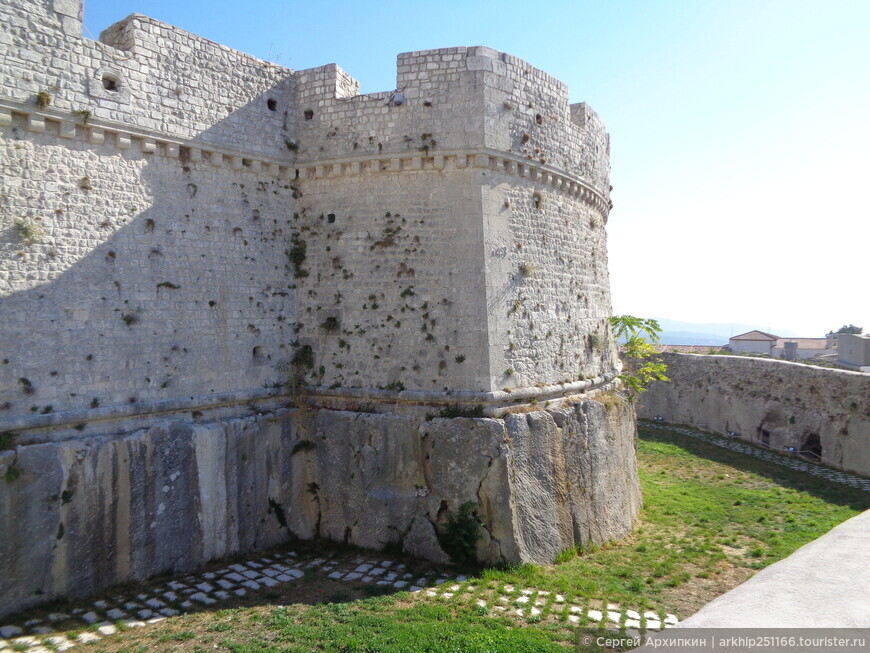 Средневековый замок в Монте-Сант-Анджело на юге Италии — в Апулии