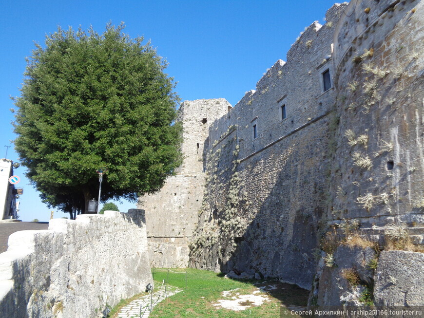Средневековый замок в Монте-Сант-Анджело на юге Италии — в Апулии