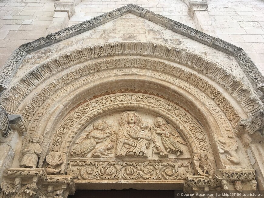 Средневековая церковь Санта Мария Маджоре (11 века) в Монте-Сант-Анджело в Апулии на Юге Италии