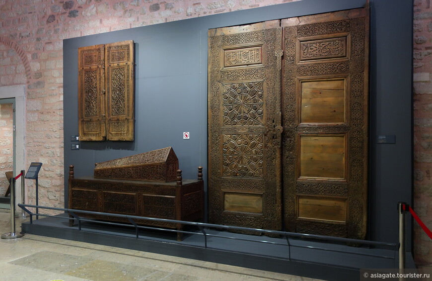 Деревянный сельджукский саркофаг (середина XIII века) и деревянная дверь