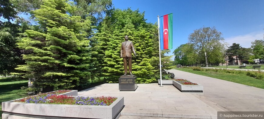Памятник третьему президенту Азербайджана Гейдару Алиеву.