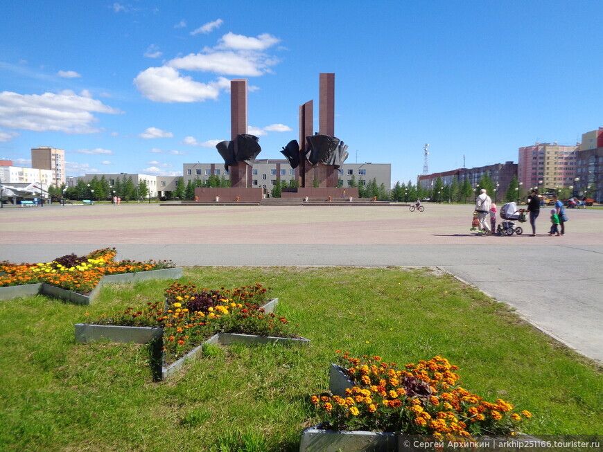 Мемориал Трех войн на площади Памяти в Новом Уренгое