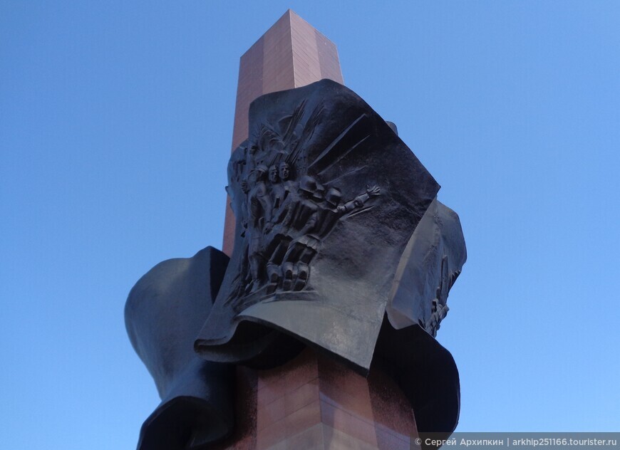 Мемориал Трех войн на площади Памяти в Новом Уренгое