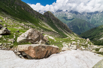 В Северной Осетии трое туристов сорвались с горы 