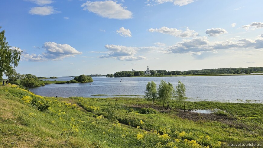 Вид от Городища на р.Волхов и Юрьев монастырь на другом берегу.