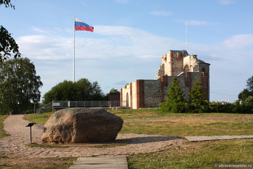 На Городище установлен флагшток с российским флагом и находятся законсервированные остатки церкви Благовещения.