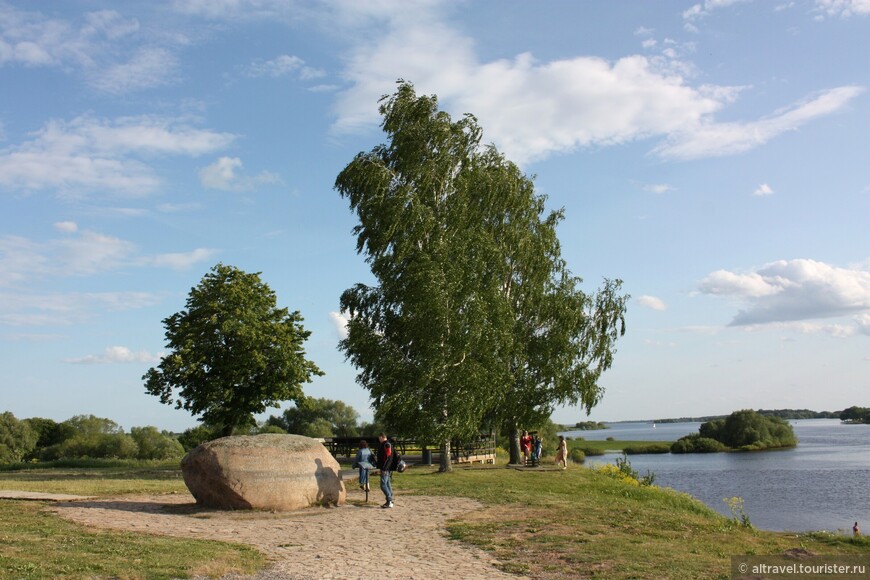 Памятный знак «Княжий камень» на Городище, установленный в честь 1150-й годовщины российской государственности.