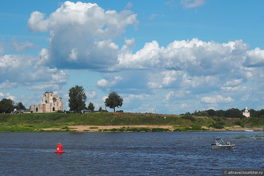 Рюриково Городище - вид с реки Волхов.