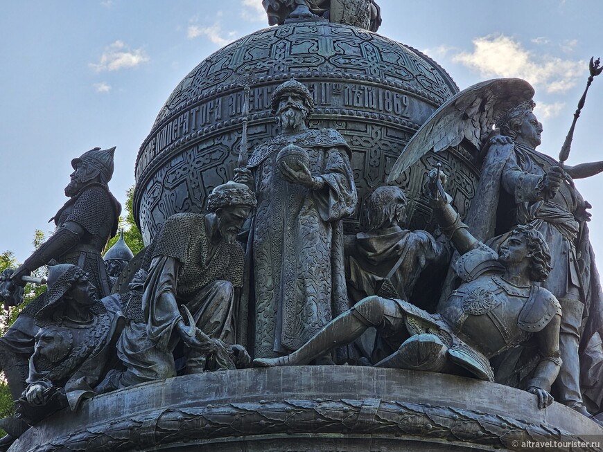 Иван III (1440-1505), скульптор - И.Н.Шредер. Помимо поверженных врагов, в скульптурной группе представлена обращённая спиной к зрителю фигура человека, поддерживающего державу. Считается, что это «сибиряк», символизирующий начавшееся присоединение Сибири к Русскому царству.