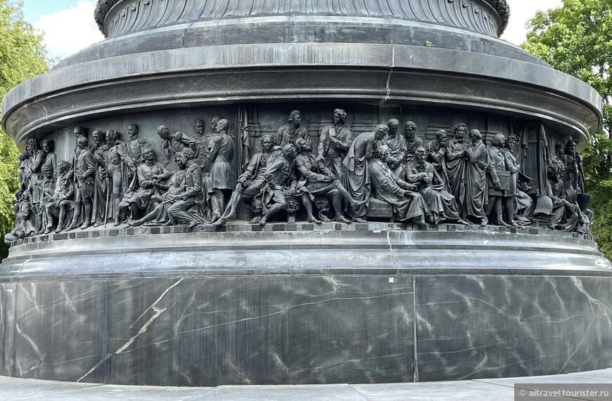 27-метровый круговой горельеф с выдающимися деятелями России внизу памятника.
